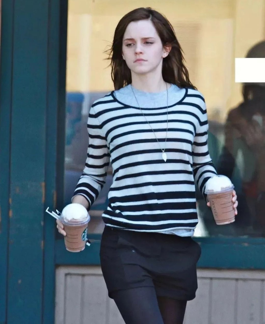 xuWtDCeU Emma Watson sexy legs and black shorts 03.jpg